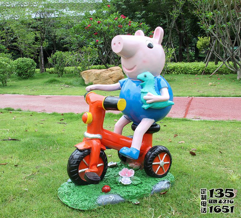 幼兒園玻璃鋼彩繪騎車(chē)的卡通喬治雕塑