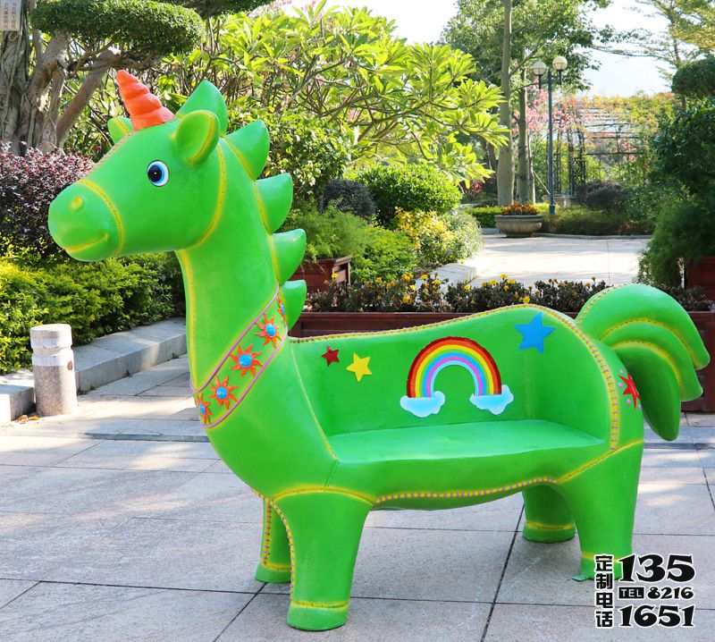 游樂(lè)園戶外擺放玻璃鋼卡通獨(dú)角獸座椅雕塑