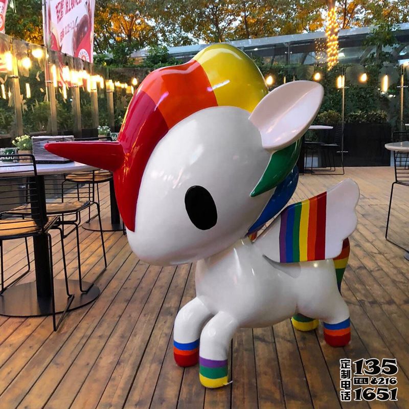 游樂(lè)場(chǎng)里擺放的彩色的玻璃鋼卡通獨(dú)角獸雕塑