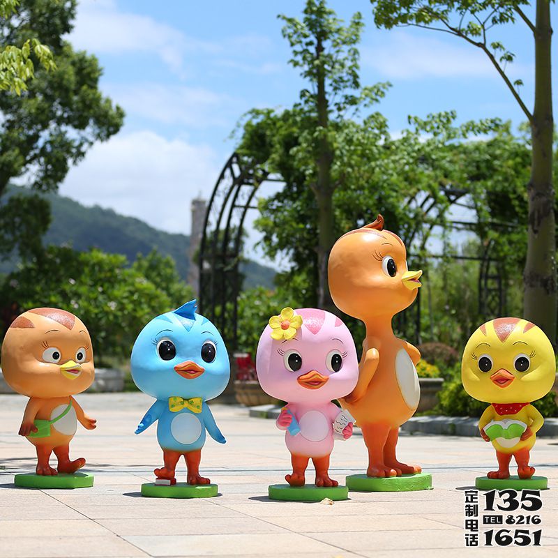 游樂(lè)場(chǎng)創(chuàng)意動(dòng)畫動(dòng)物玻璃鋼彩繪萌雞小隊(duì)雕塑