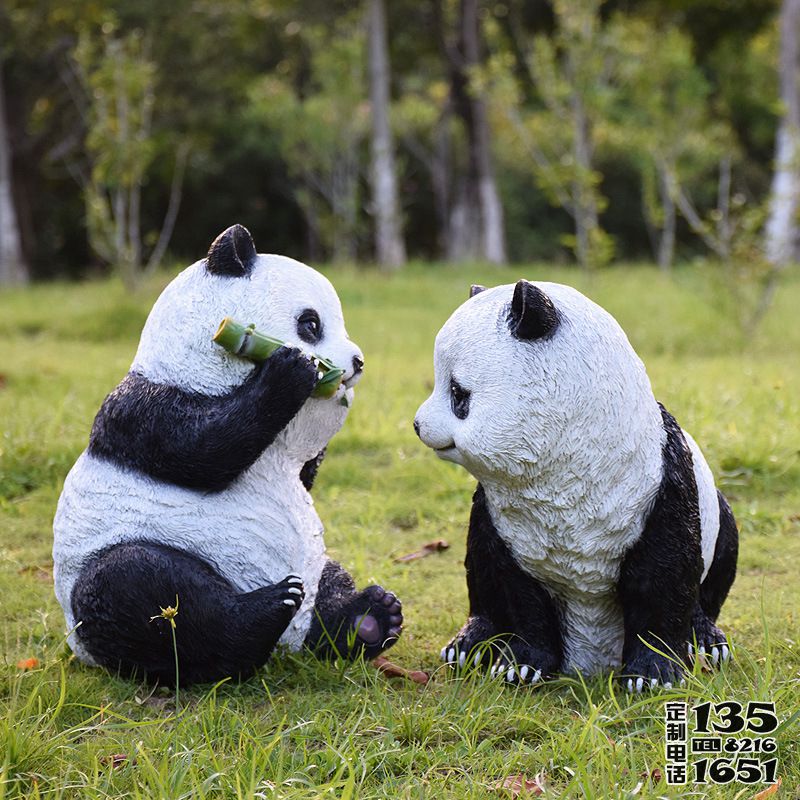 公園草坪擺放的兩只玻璃鋼仿真動(dòng)物國寶熊貓雕塑