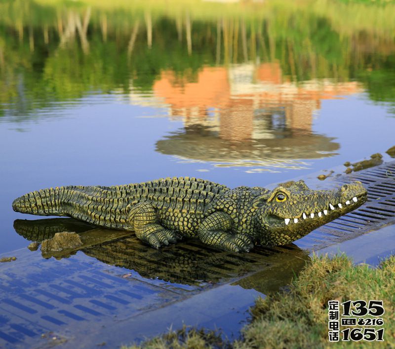 湖邊擺放的玻璃鋼仿真鱷魚(yú)雕塑