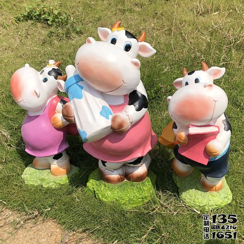 幼兒園商場(chǎng)玻璃鋼卡通可愛(ài)小奶牛雕塑